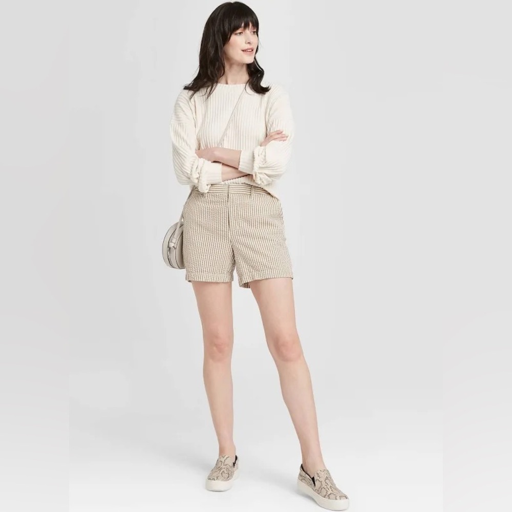 Old Navy | Women’s tan/white 5-pocket seersucker shorts zip/button/clasp‎ close
